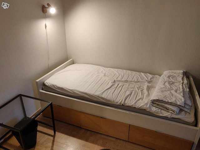 image of IKEA säng med tre lådor - 