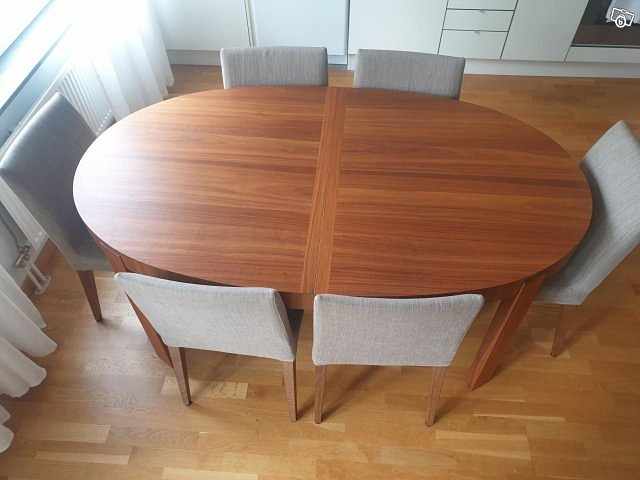 image of Matbord och stolar i valn - 