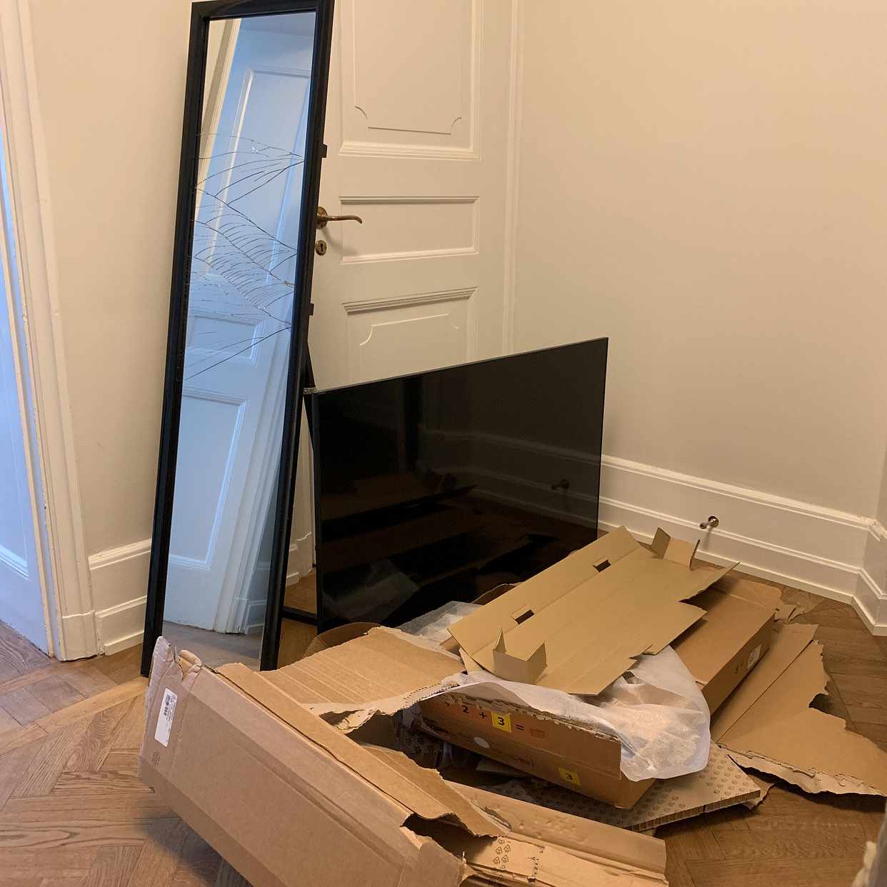 image of A sony tv and a mirror - Stockholm City