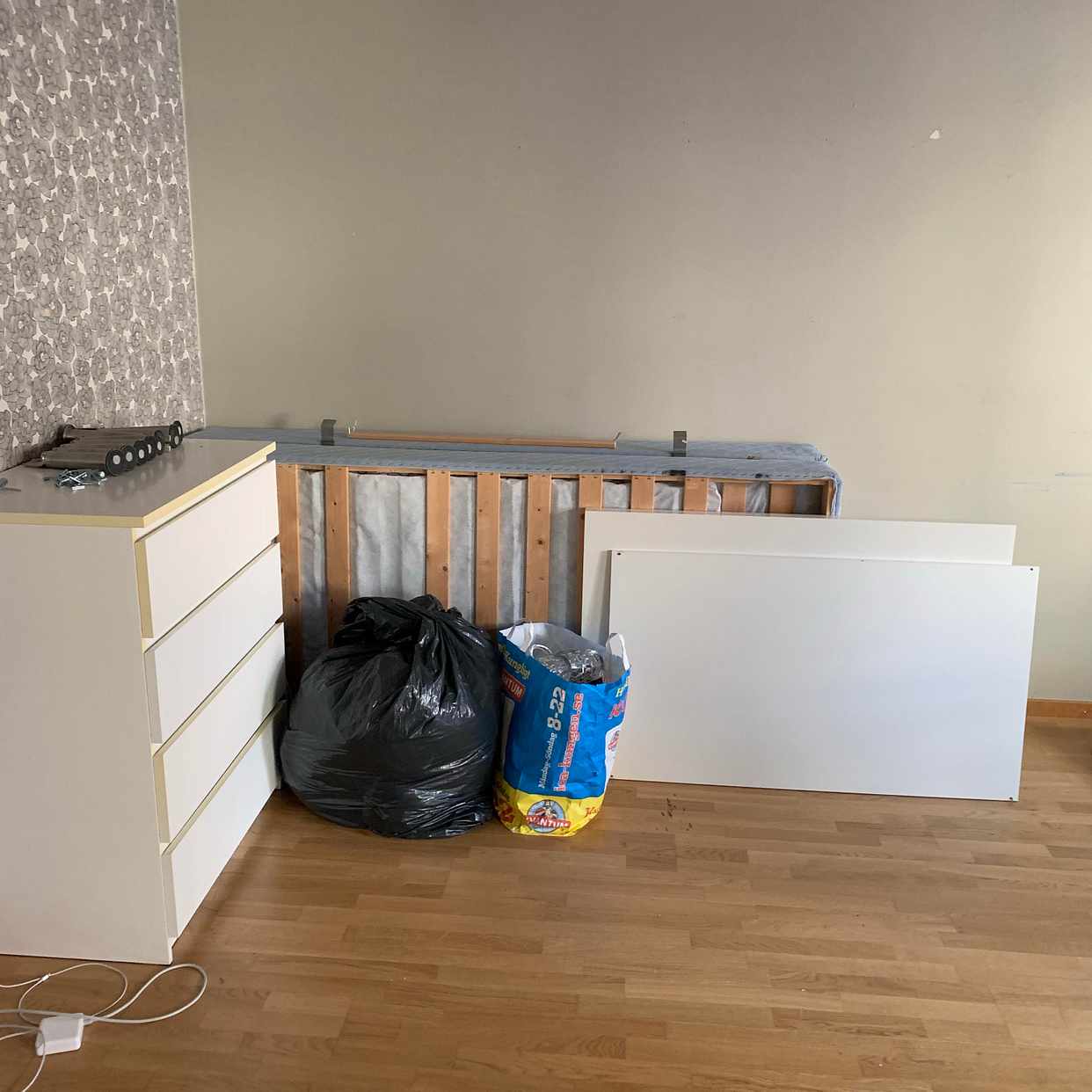 image of Sängar, byrå, lite skräp - Stockholms Stad