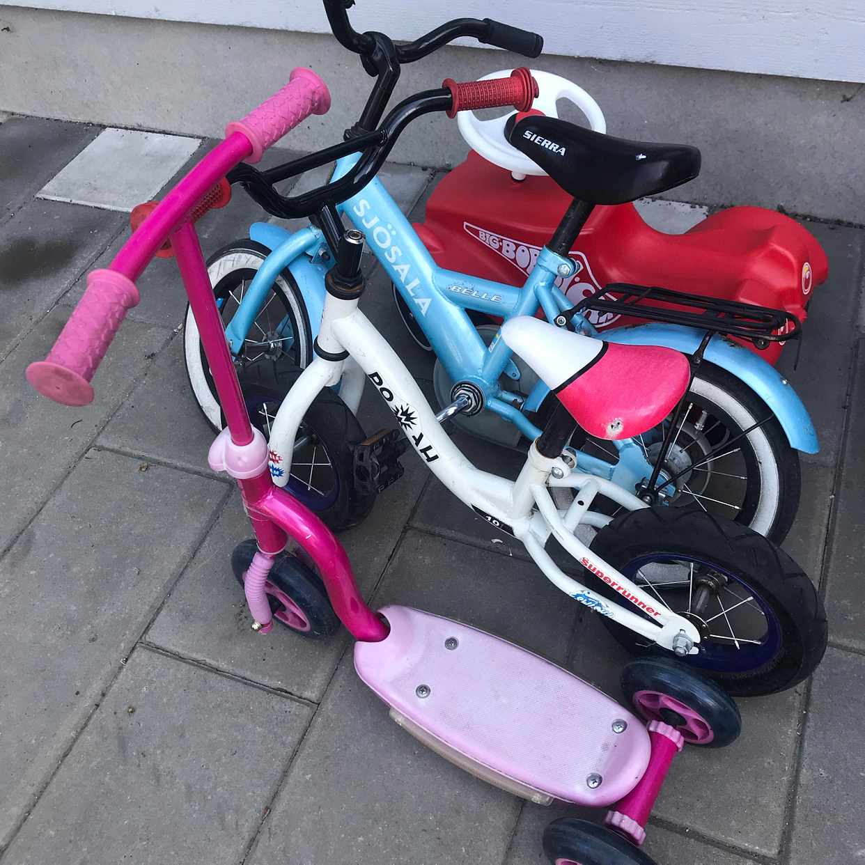 image of 3 barncyklar och 1 bil - Bromma