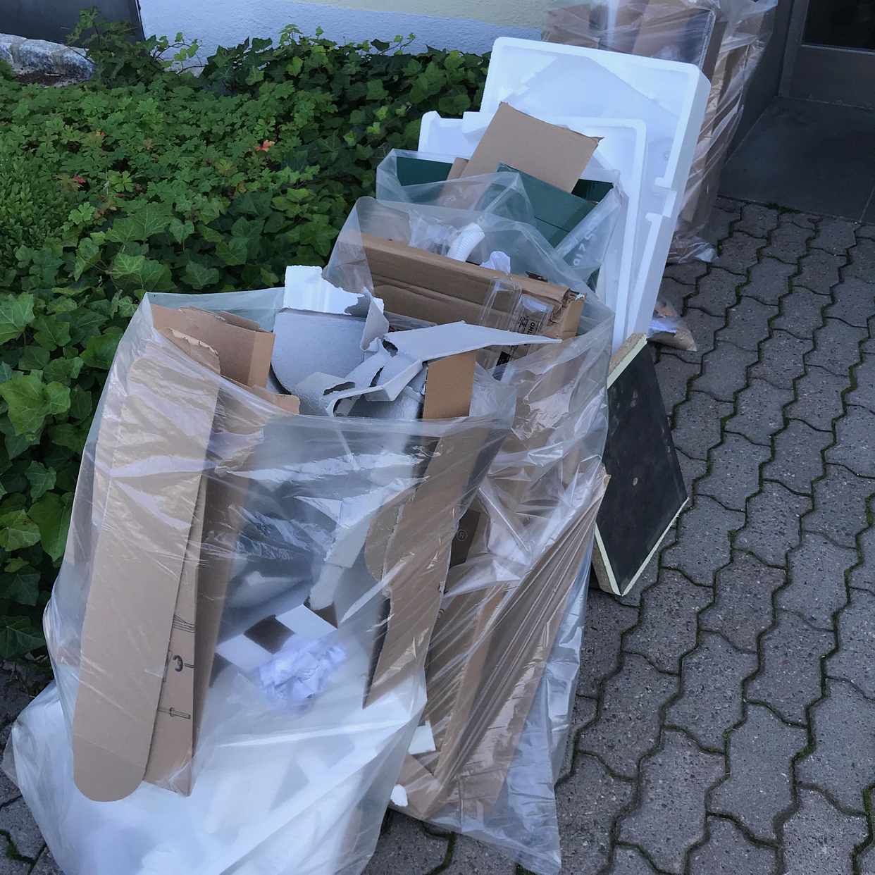 image of Kartonger och frigolit - Täby