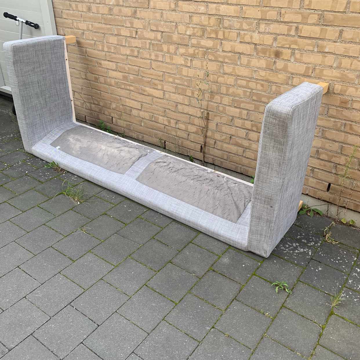 image of Bäddsoffa med lite avfall - Lomma