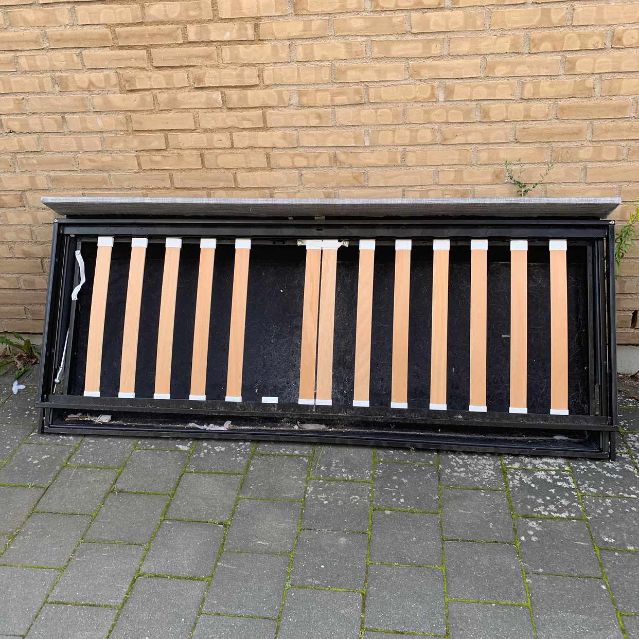 image of Bäddsoffa med lite avfall - Lomma