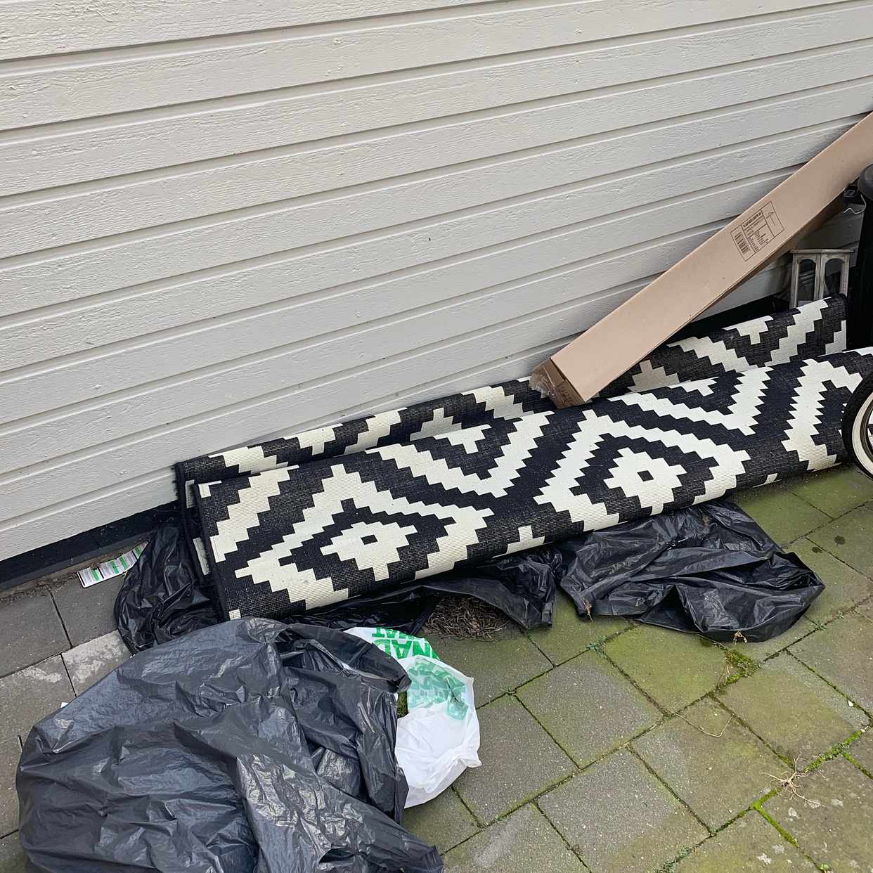 image of Bäddsoffa med lite avfall - Lomma