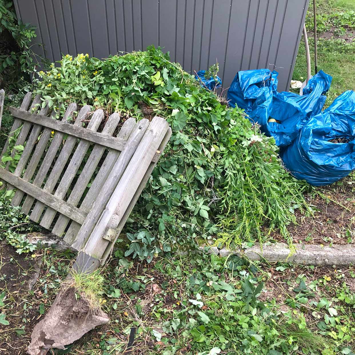 image of Garden waste and old wood - Enskede