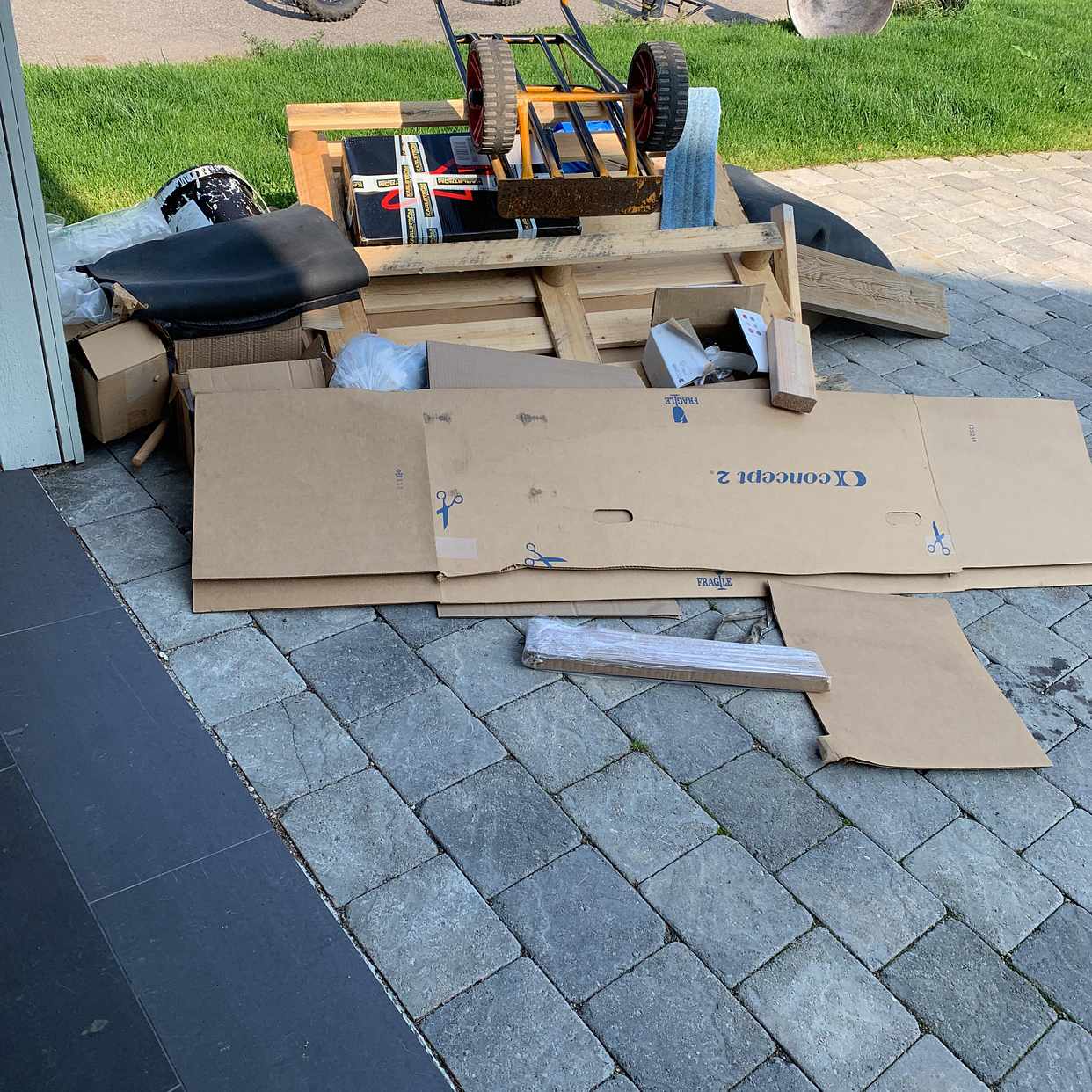 image of Kartonger, trä och plast - Nykvarn