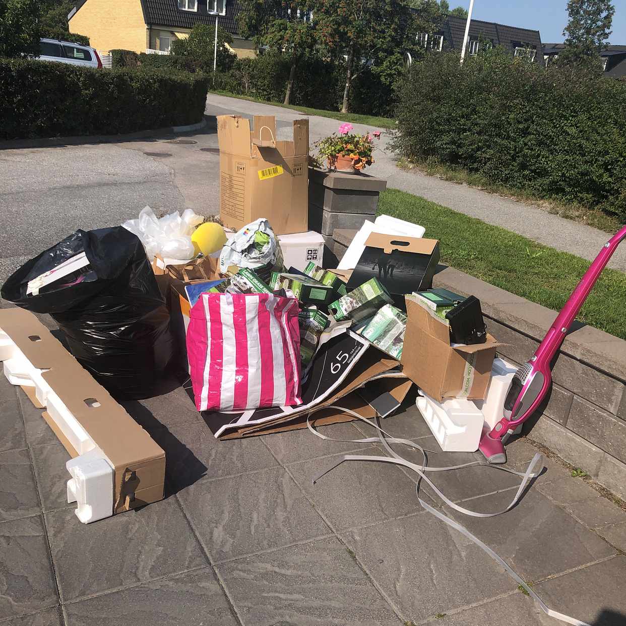 image of Kartonger, el, frigolit - Vällingby