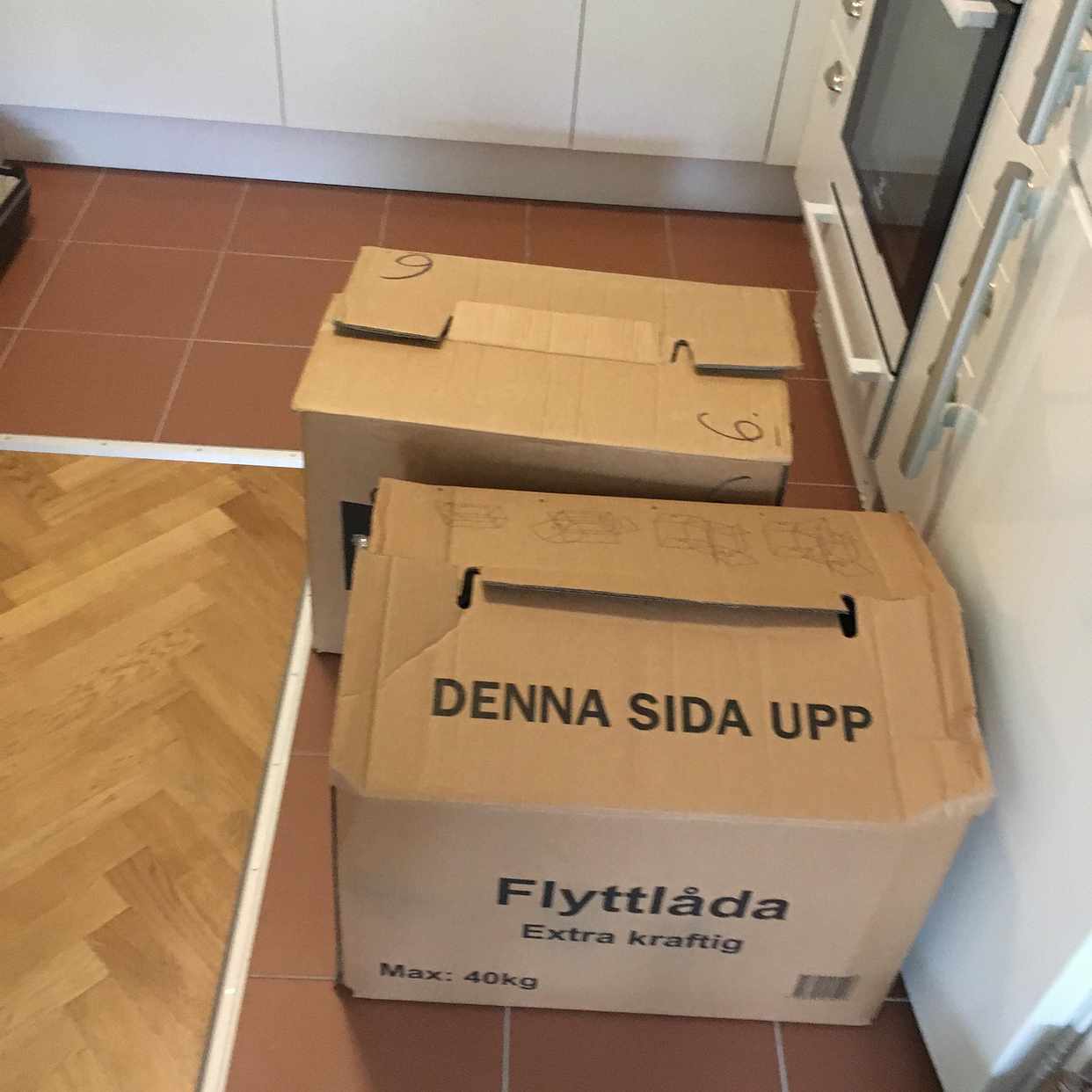 image of Två fyllda flyttkartonger - Stockholm