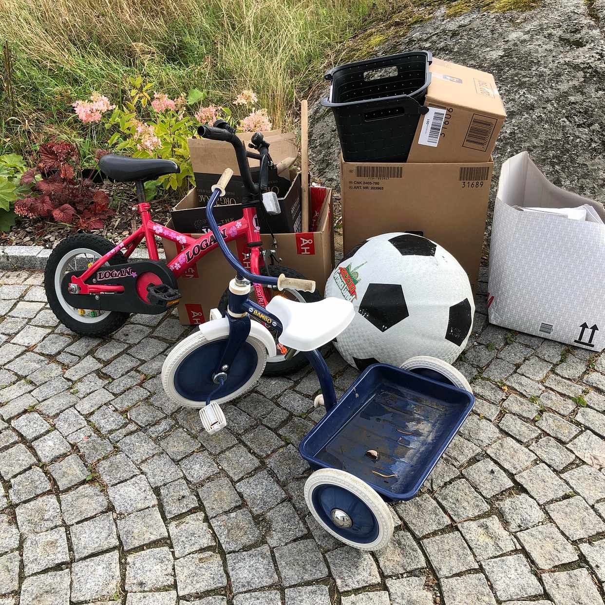 image of 2 barncyklar + lite skräp - Vendelsö