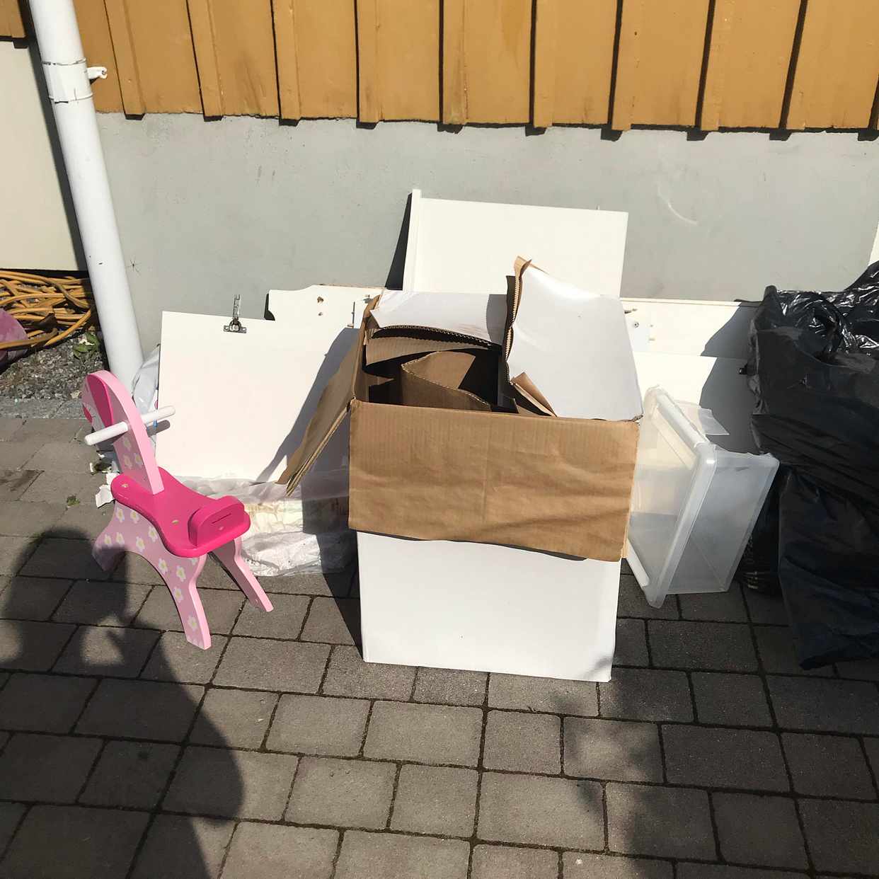 image of Saker till återvinningen - Bromma