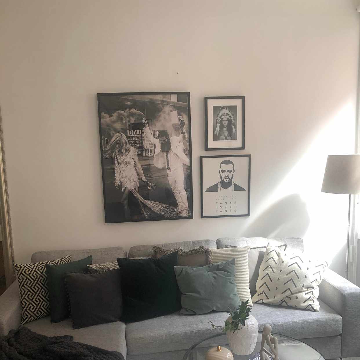 image of Soffa och litet matbord - 