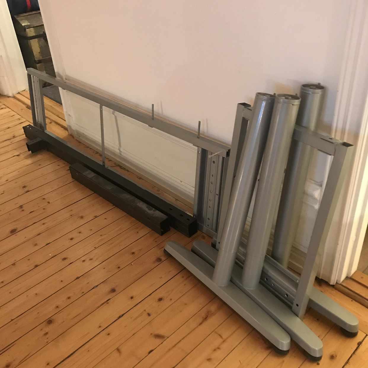 image of 2 nedmonterade skrivbord - Stockholm