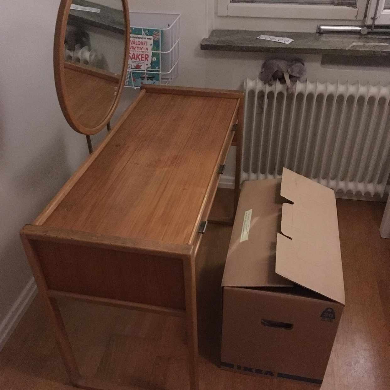 image of Möbel och kartonger - 