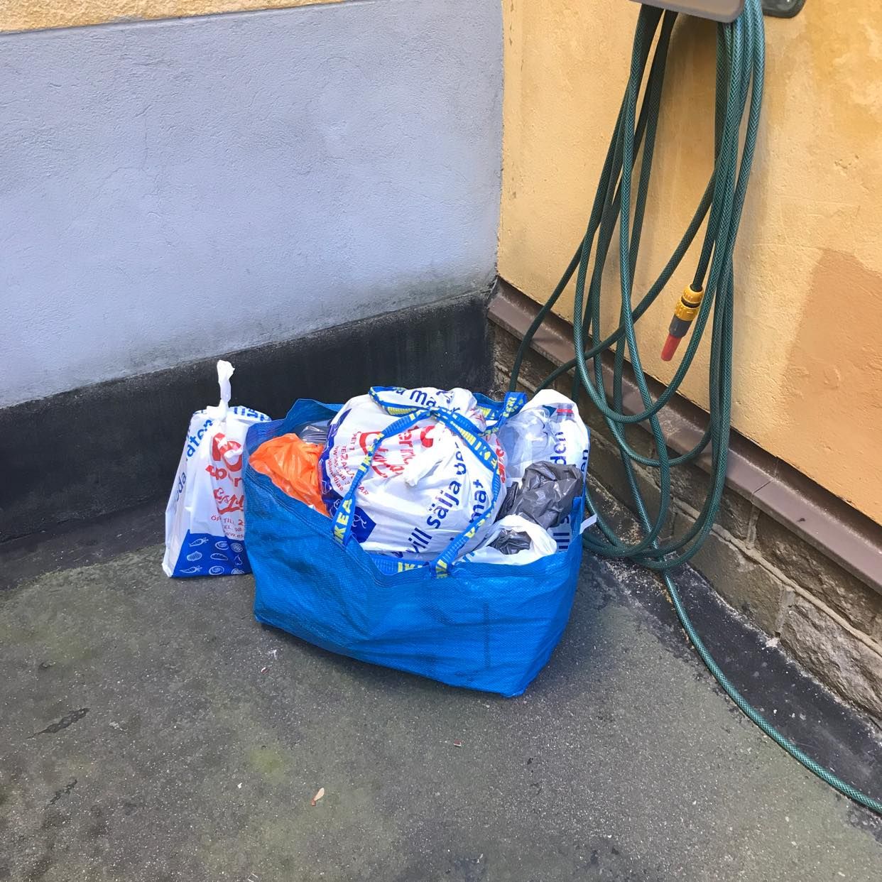 image of Tomglas och diverse skräp - Stockholm
