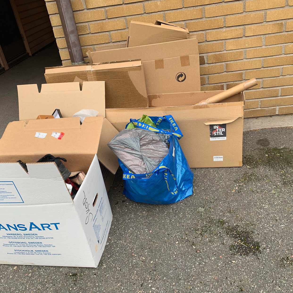 image of Kartonger och skor - Västerhaninge