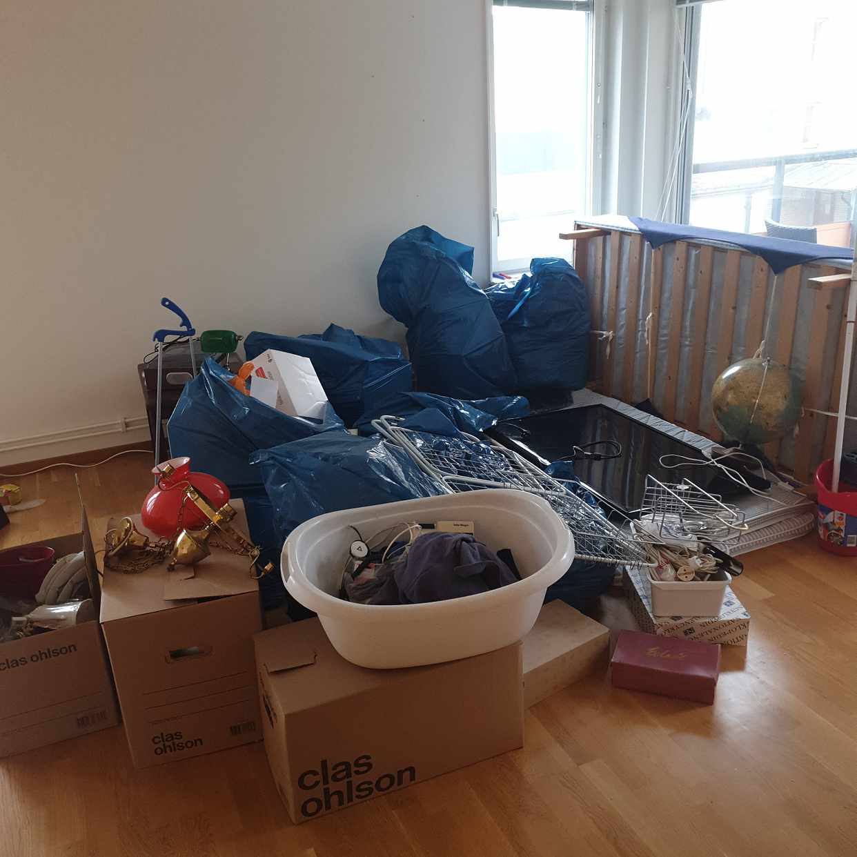 image of Kartonger Säckar TV Säng - Tyresö
