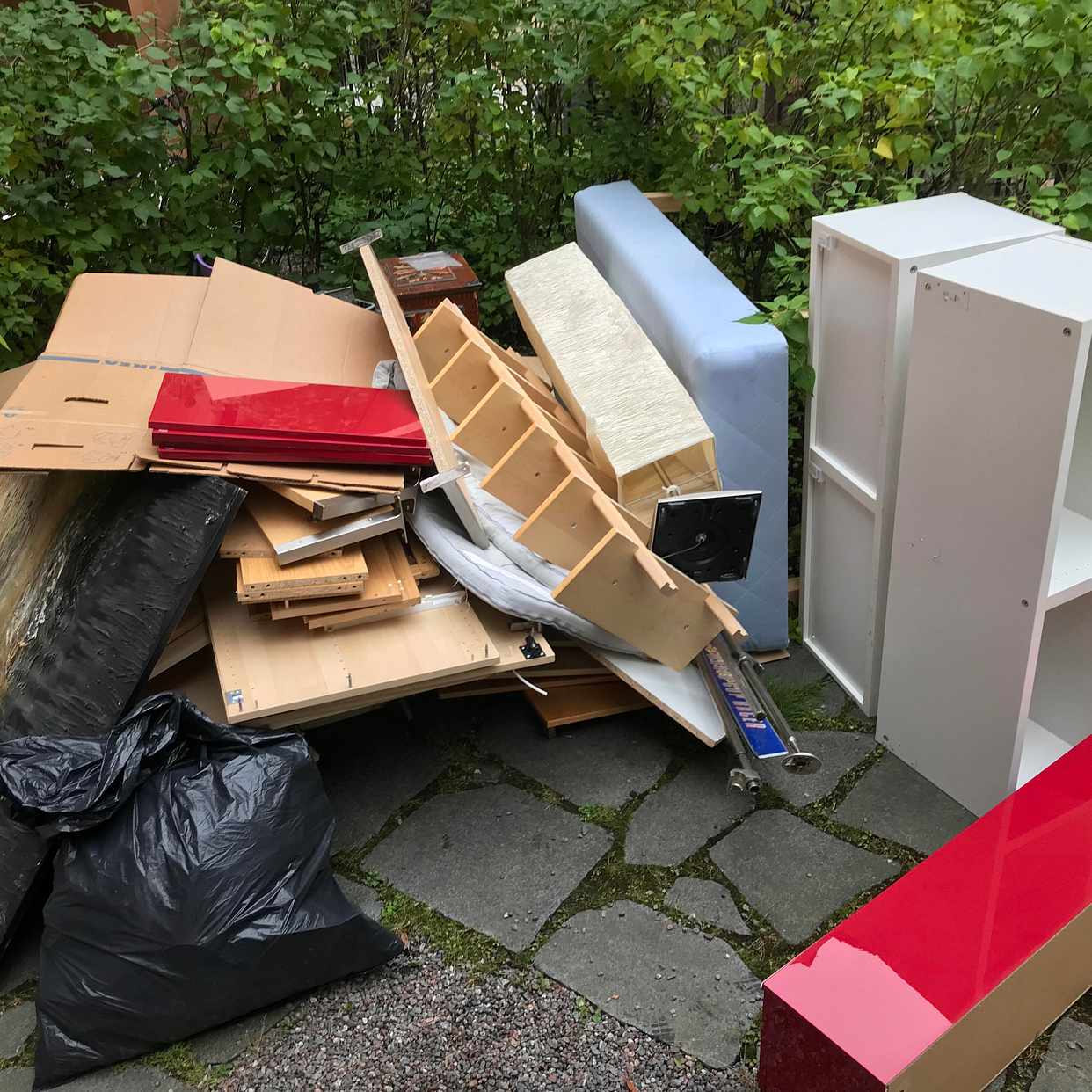 image of Gamla möbler till tippen - Stockholm