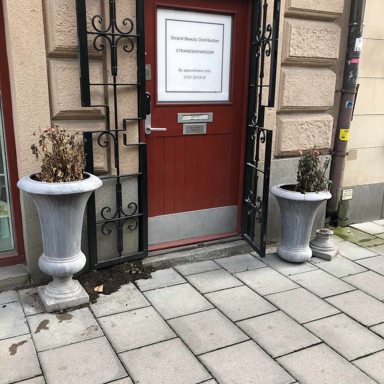 image of 2 st krukor med innehåll - Stockholm