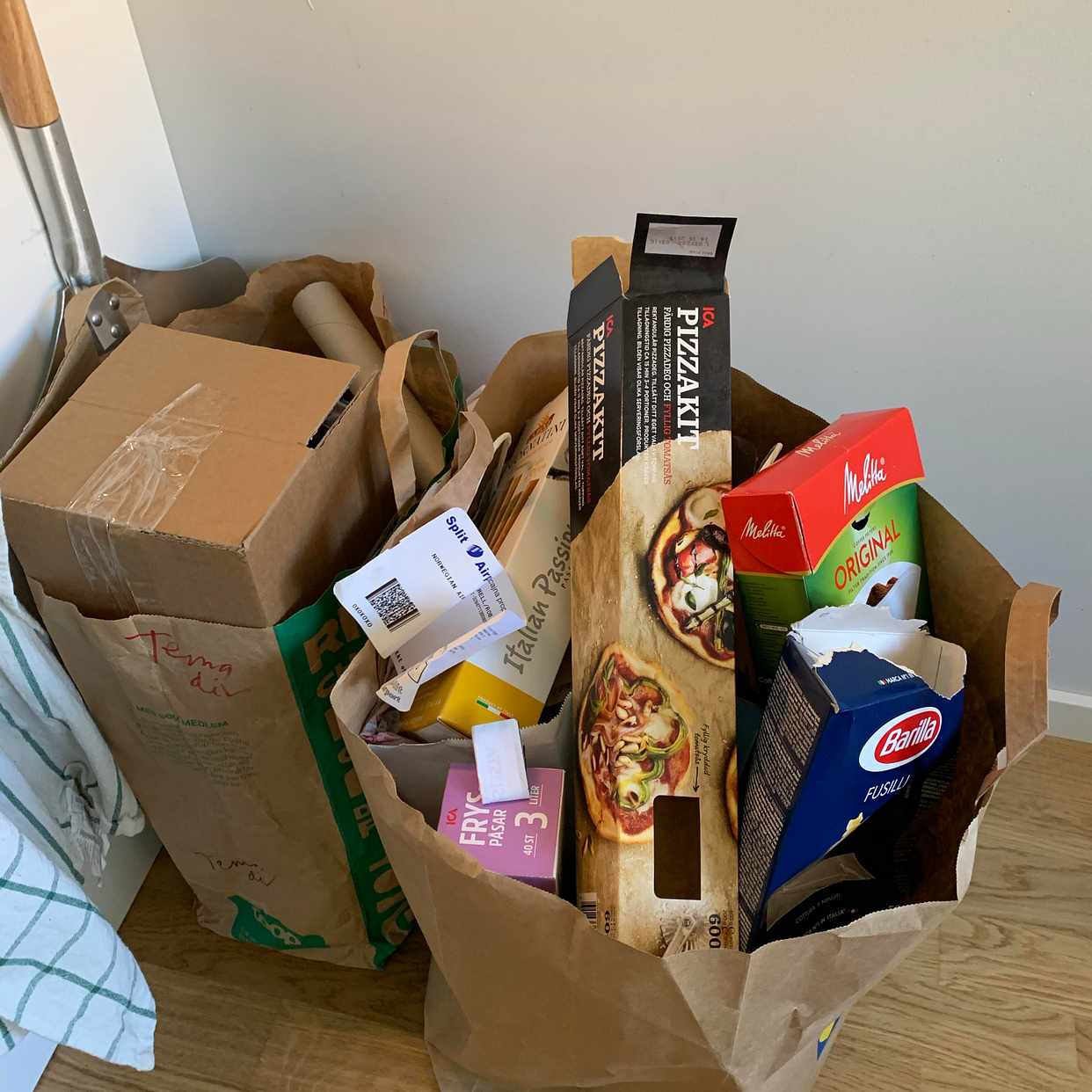 image of 2 paper bags, 1 trolly - Bromma