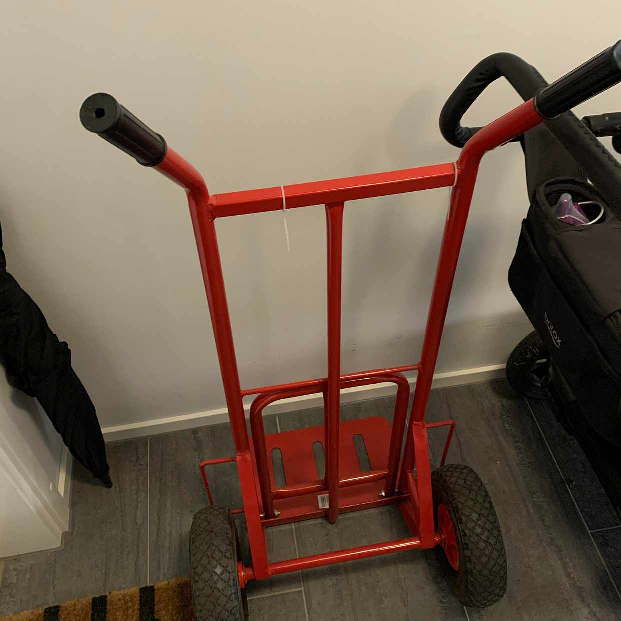 image of 2 paper bags, 1 trolly - Bromma