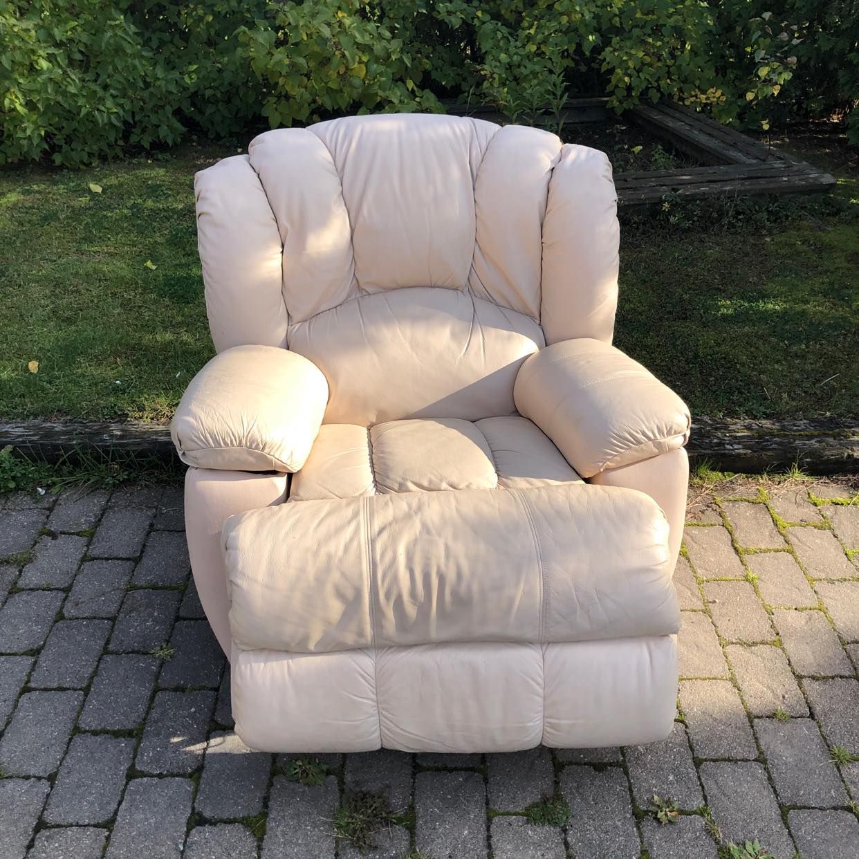 image of Leather recliner, single - Täby