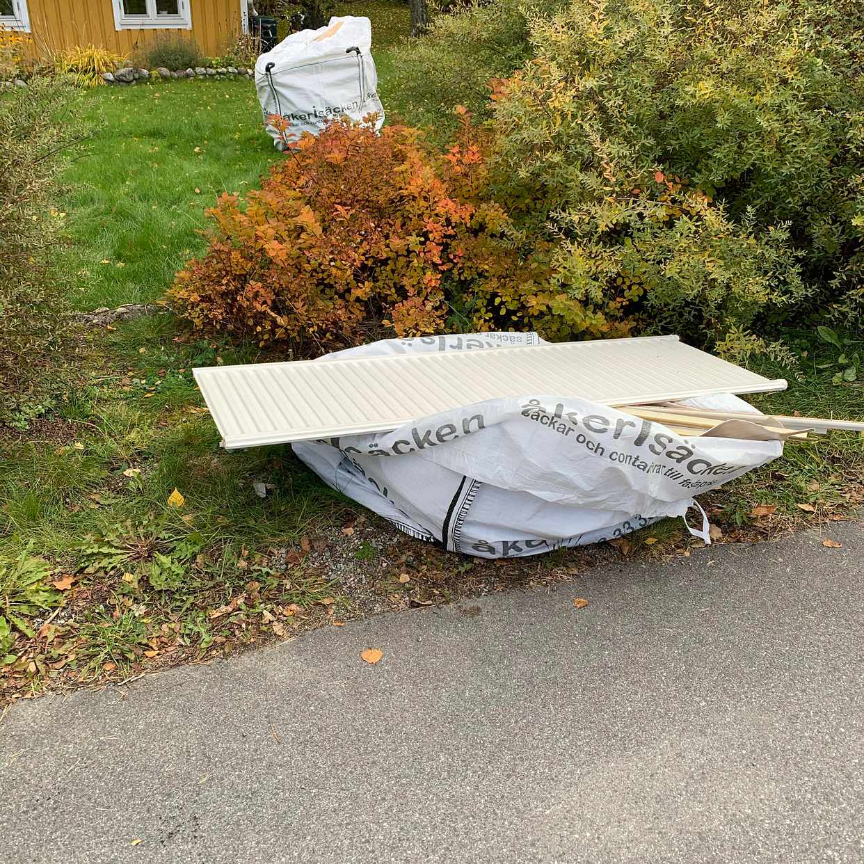 image of 2 säckar plus en radiator - Huddinge