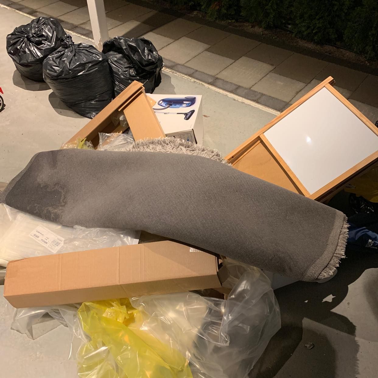 image of Kartonger, 3 gräs säckar - Södertälje