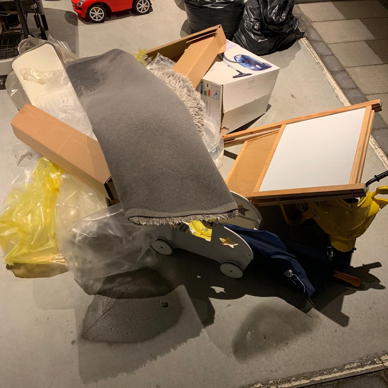 image of Kartonger, 3 gräs säckar - Södertälje