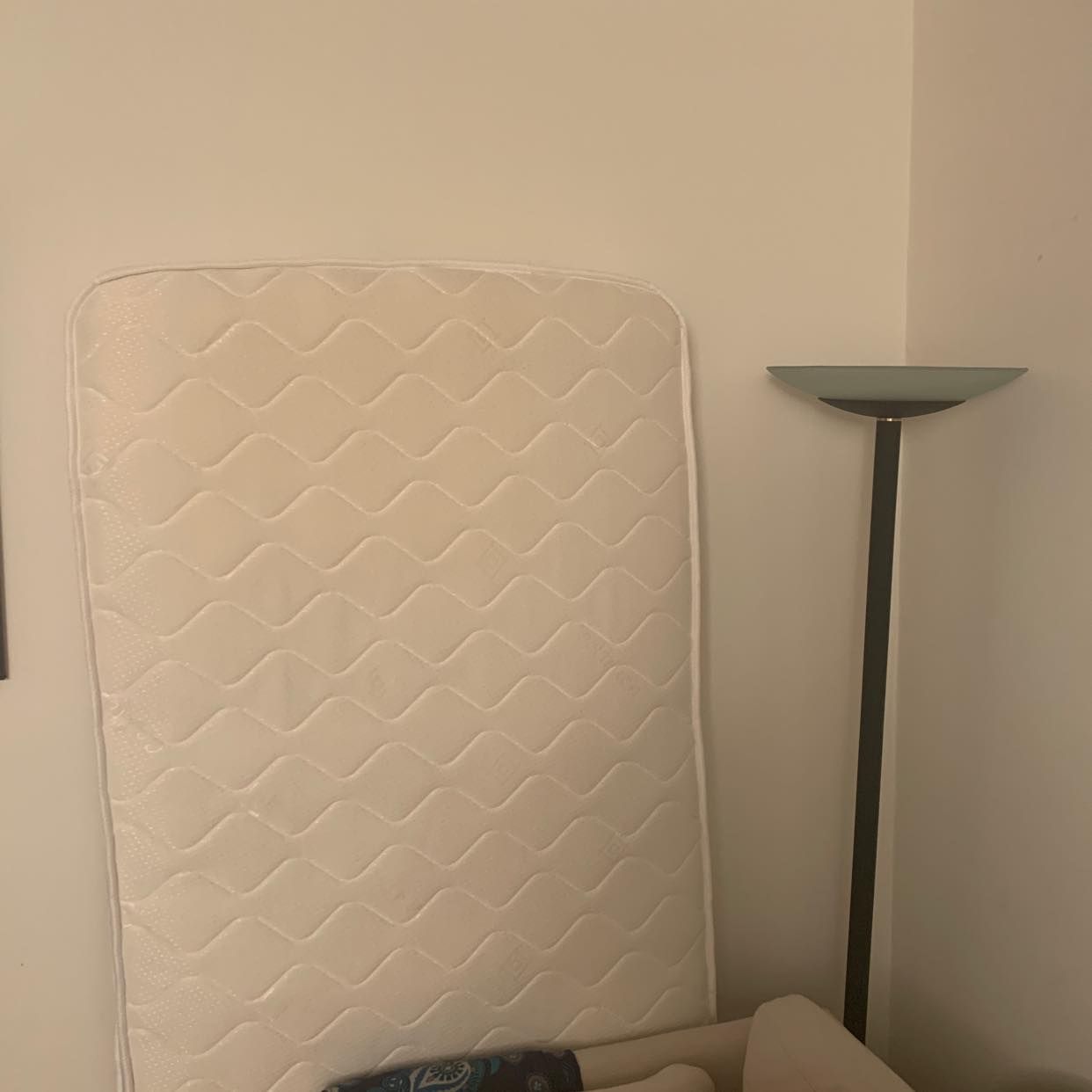 image of Single mattress, 2 lamps - London 