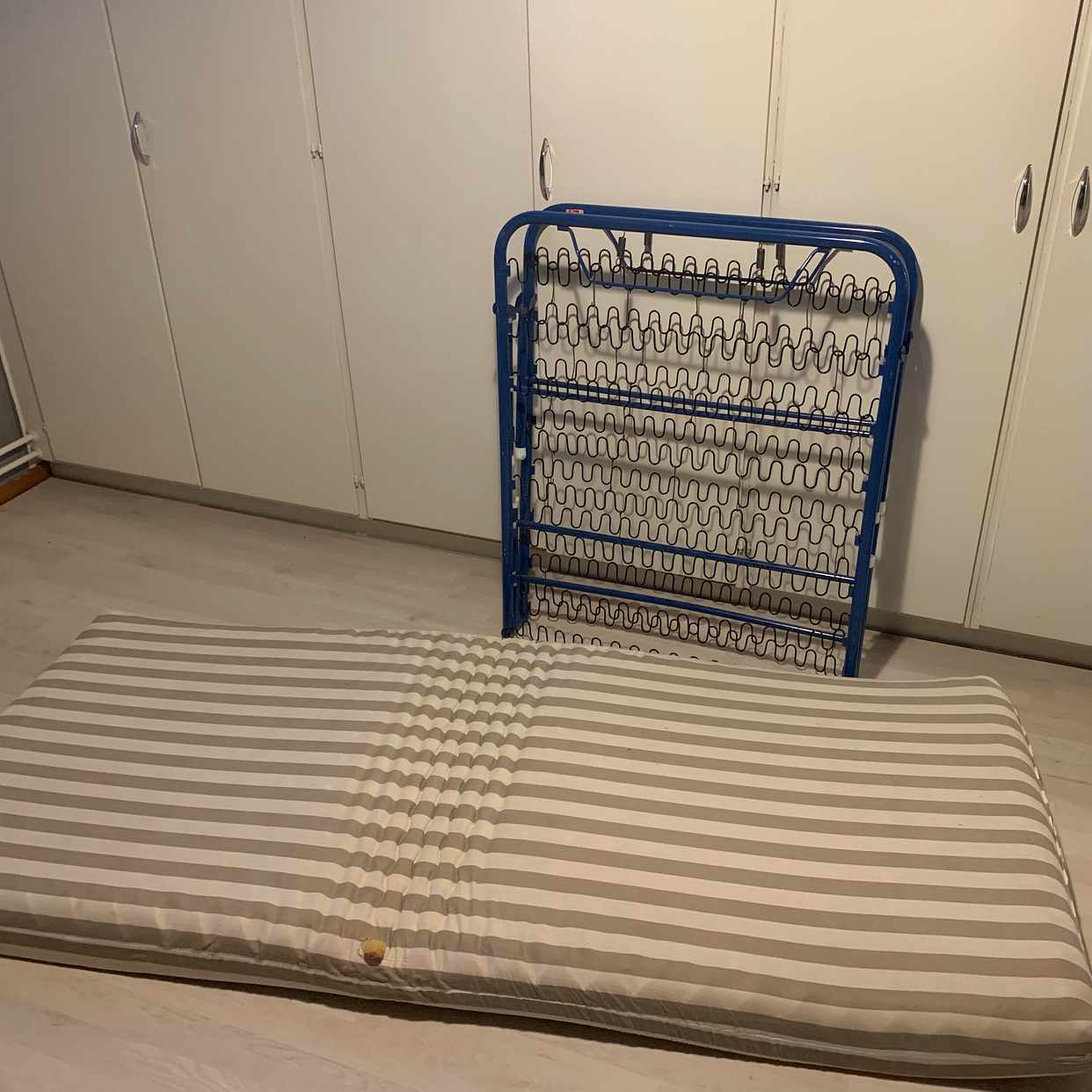 image of Säng och träningsmaskin - Sollentuna