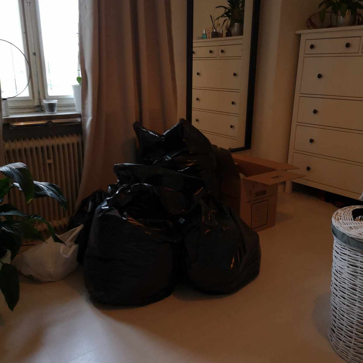 image of 4 sopsäckar med kläder - Stockholm