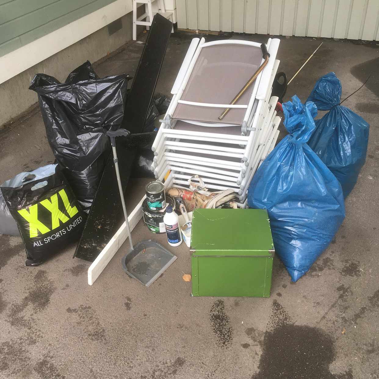 image of Trädgårdsstolar kläder mm - Vallentuna