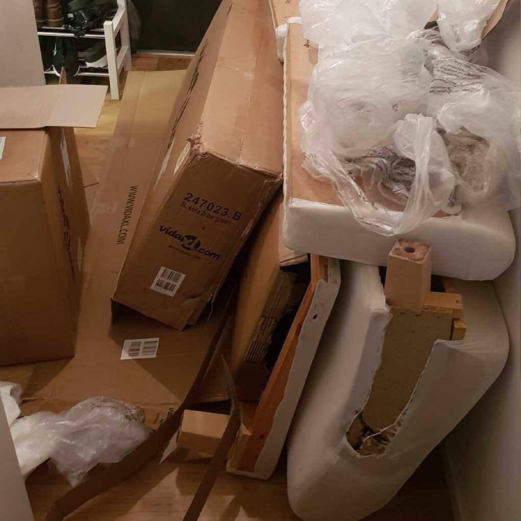 image of Soffa och kartonger - Skärholmen