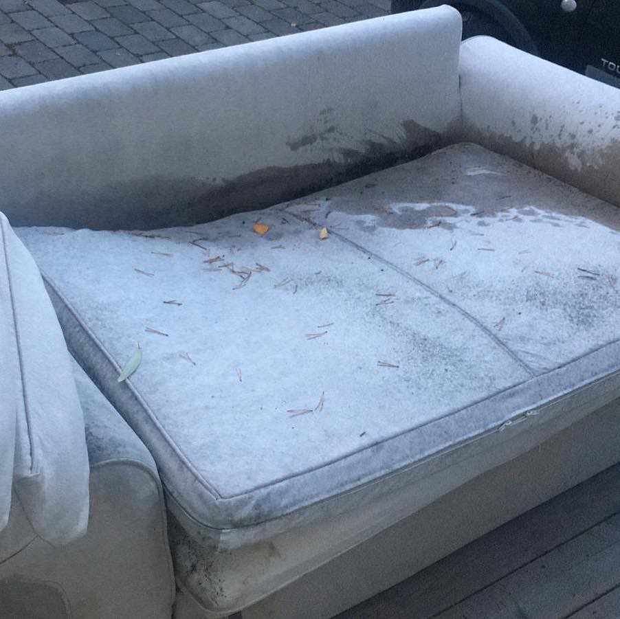 image of Sofa to throw out - Spånga