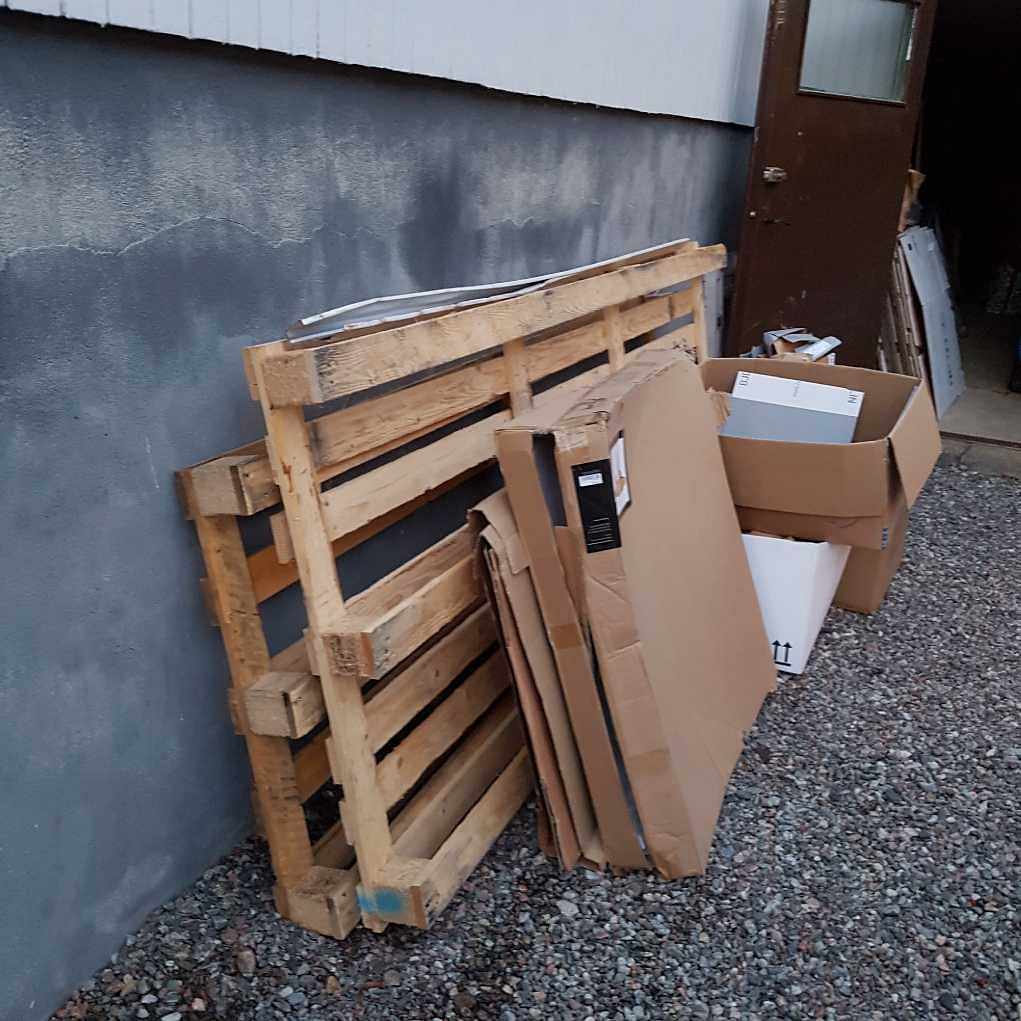 image of 2 pallar och kartong - Tullinge