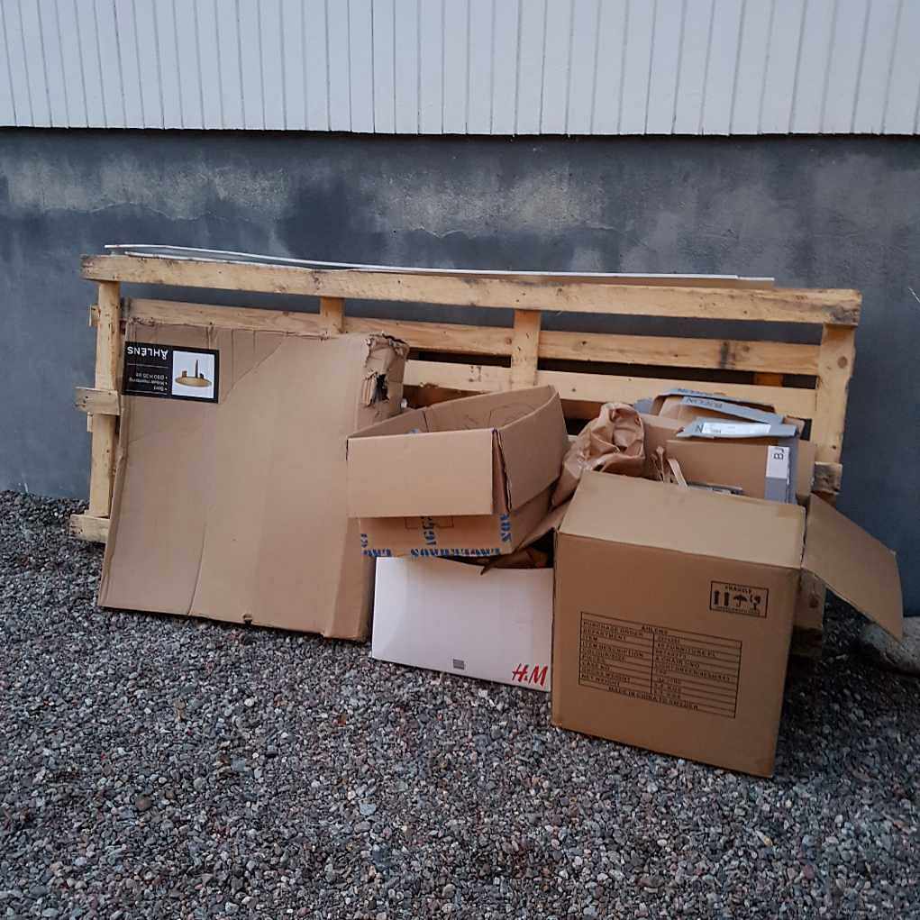 image of 2 pallar och kartong - Tullinge