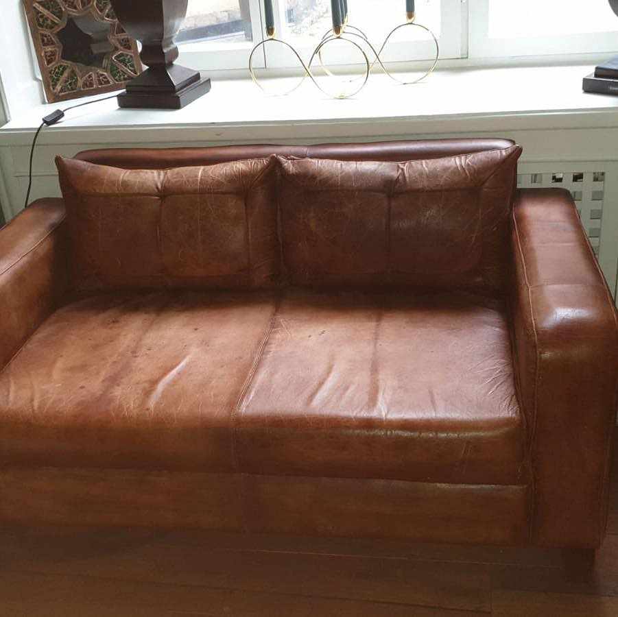 image of Två soffa och fyra kuddar - 