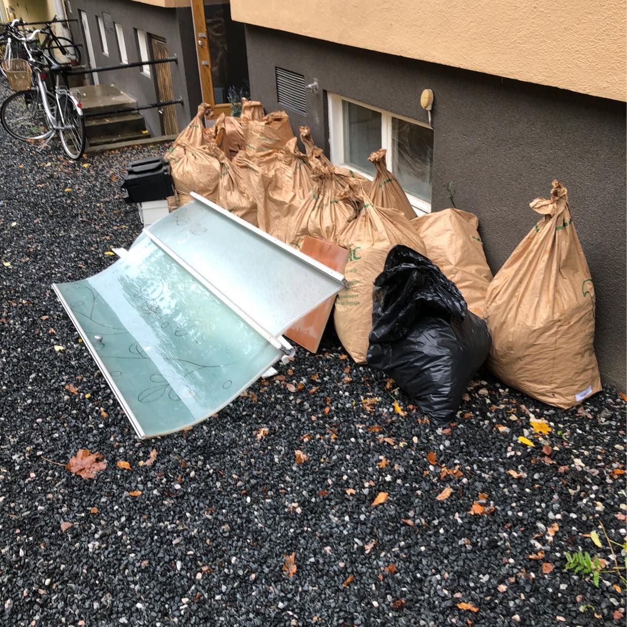 image of Skräp och trädgårssvfall - Solna