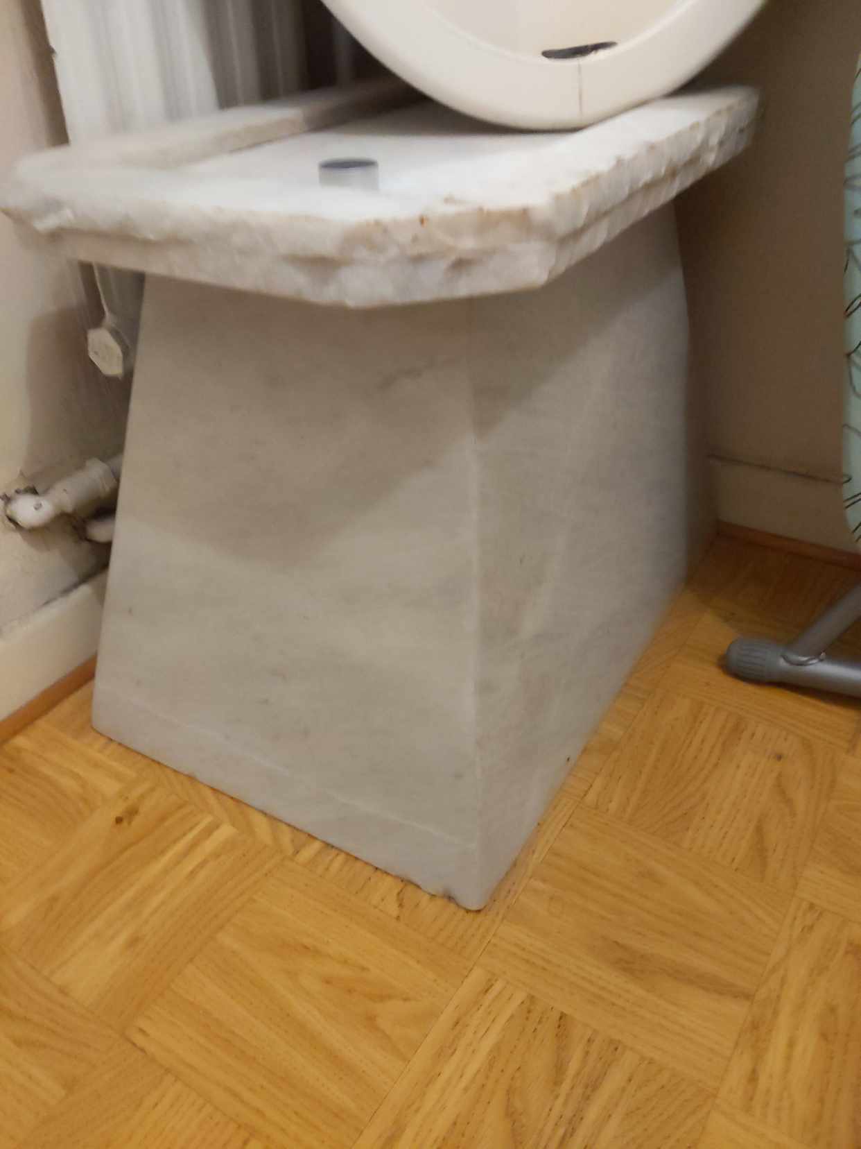 image of A marbel table and tv - Solna