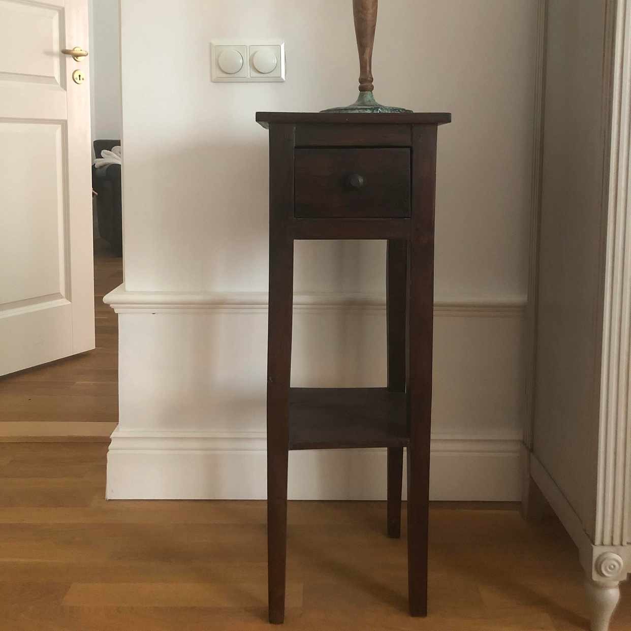 image of Byrå och lampa - Stockholm
