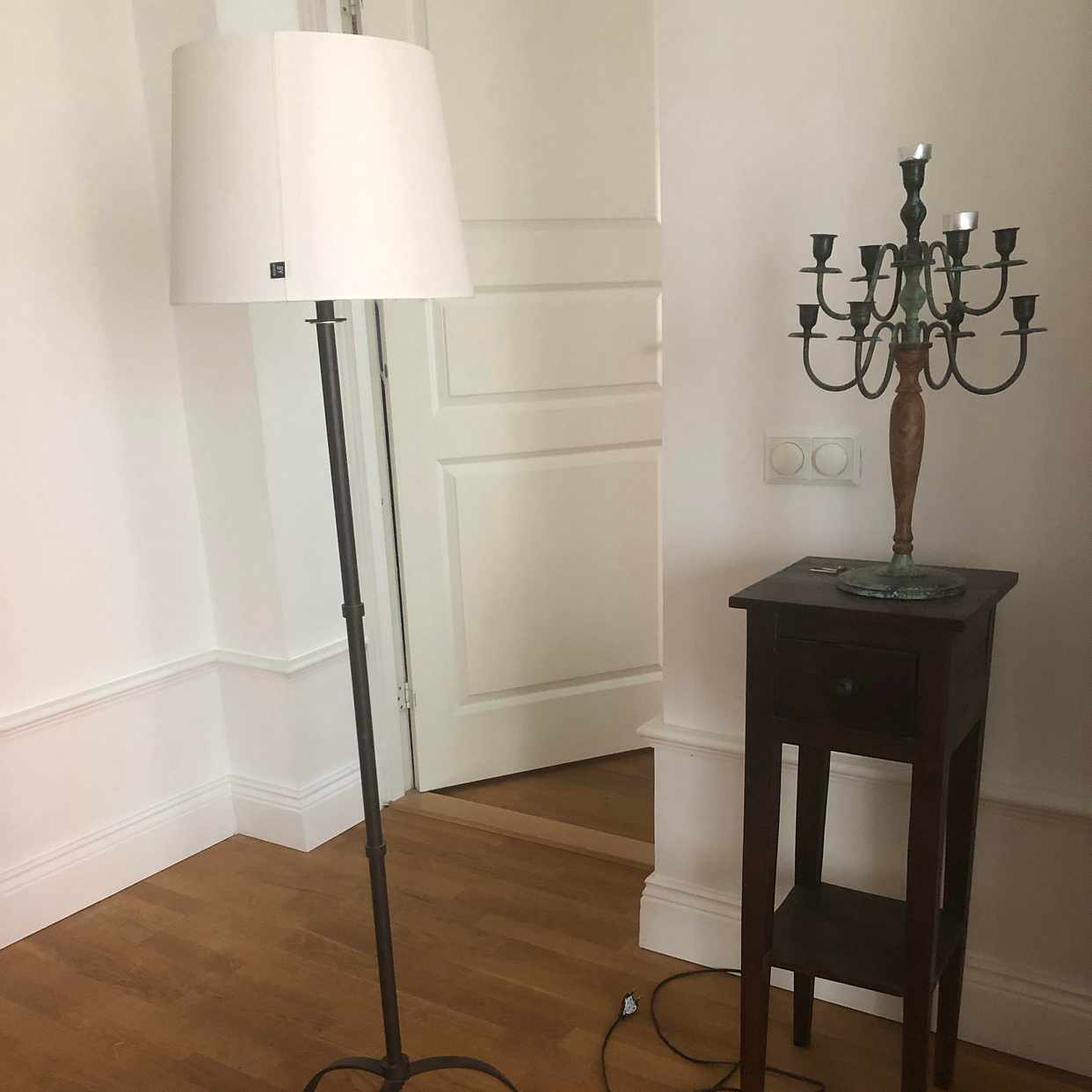image of Byrå och lampa - Stockholm