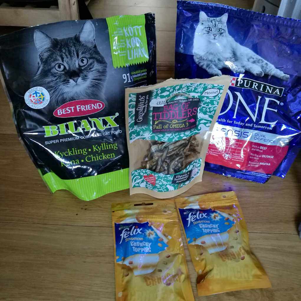 image of Cat dry food and snacks - Hägersten