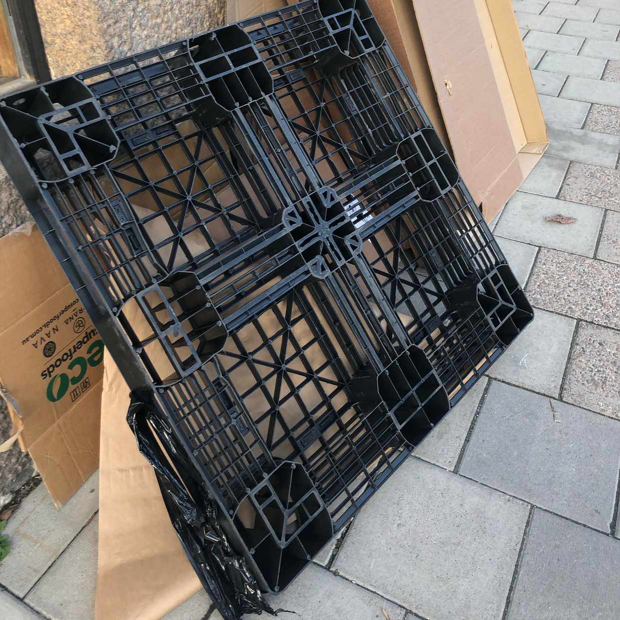 image of Kartong & en plastpall - Stockholms Stad