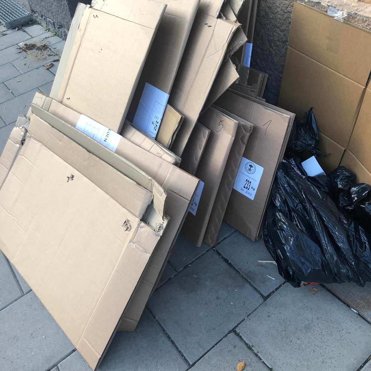 image of Kartong & en plastpall - Stockholms Stad