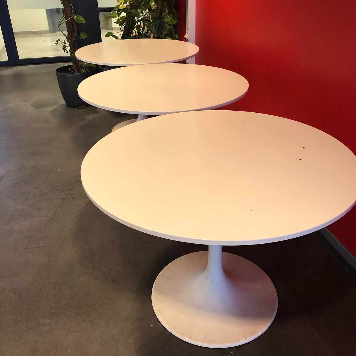 image of Tre vita bord skänkes - Kista