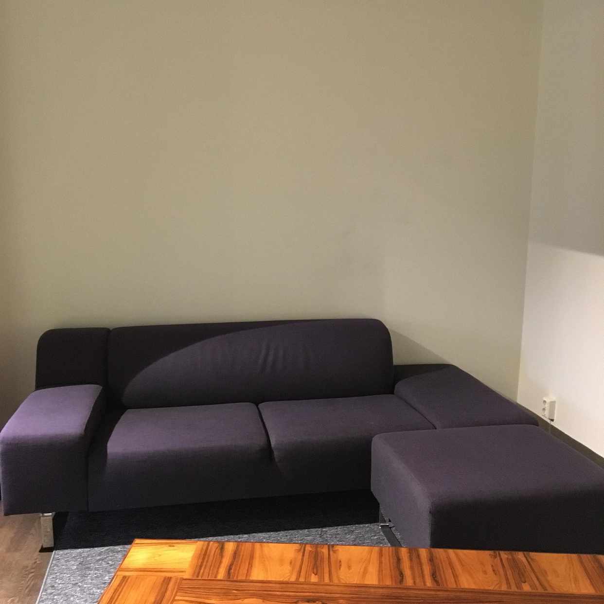 image of Soffa, bord och skräp - Stockholm