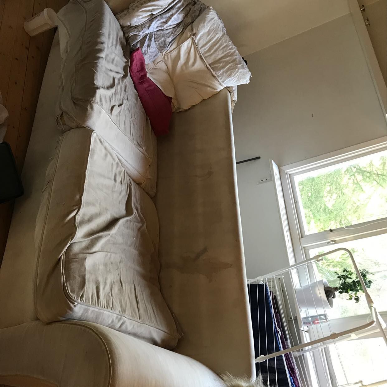 image of Soffa, säng, matta bord - Ingarö
