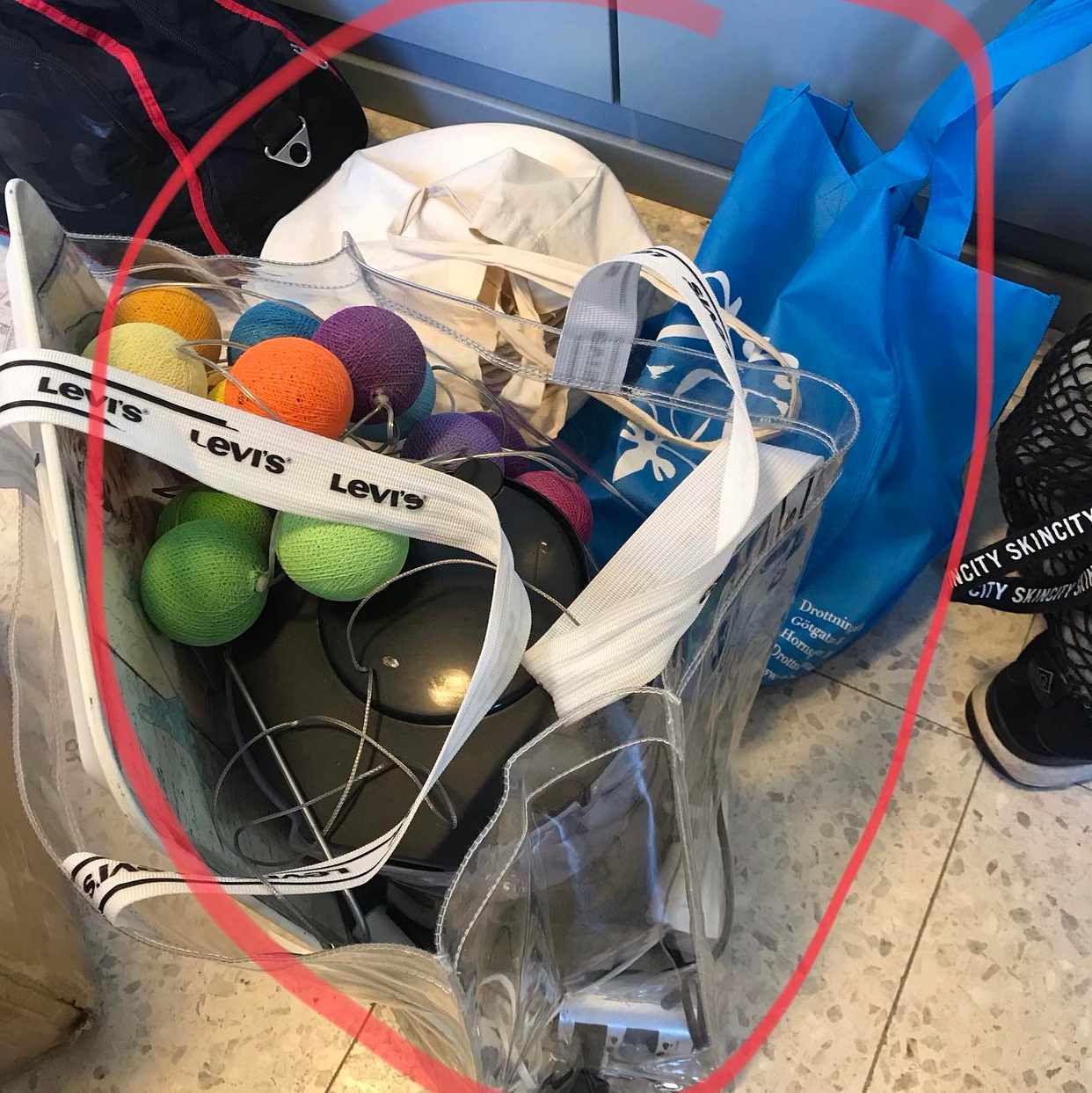 image of Frys, skåp och 2 påsar - Stockholms Stad