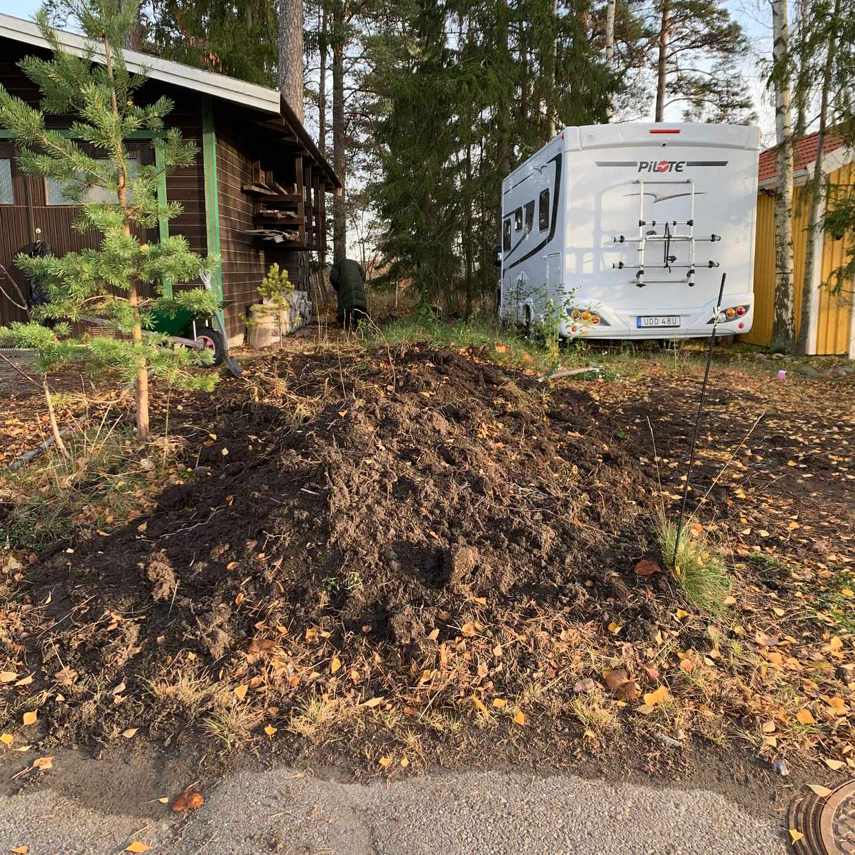 image of Ett lass med jord - Täby